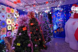 Negocios del centro de Toluca pusieron a la venta artículos navideños 