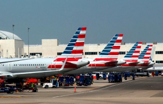 Amenaza Trump a aerolíneas que no quieren transportar a niños inmigrantes