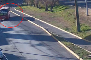 Vídeo del momento en que mujer muere tras caer de autobús en Metepec