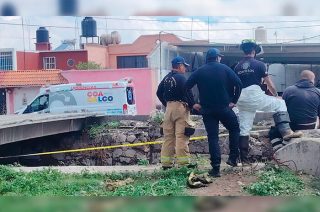 Vecinos reportaron la presencia de una persona flotando en un canal ubicado sobre Boulevard Coacalco.