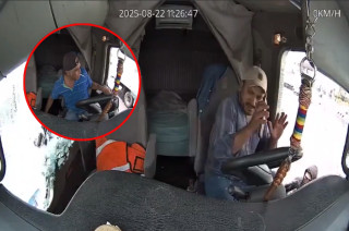 Momento en que los delincuentes obligan al chofer a descender del tráiler