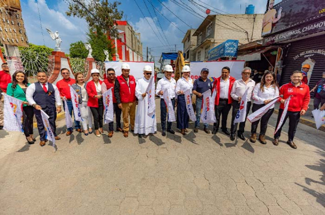 David Sánchez, presidente de Coacalco, dio el banderazo de inicio a la obra de repavimentación en la calle Independencia del pueblo de San Lorenzo Tetlixtac.
