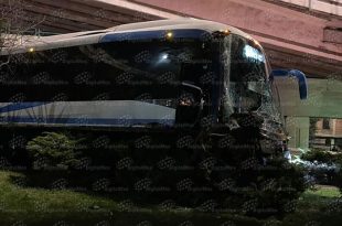 Autobús de pasajeros terminó sobre el camellón tras impactarse en Paseo Tollocan.
