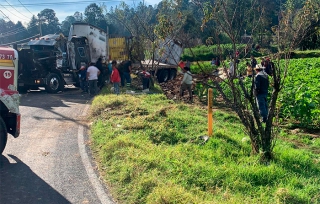 #Video: Se registra volcadura de camión cargado de cervezas en #AmanalcoDeBecerra