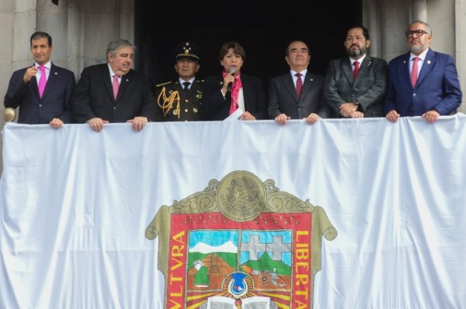 Desde el balcón central de Palacio de Gobierno, la mandataria estatal presenció el paso de 29 contingentes.