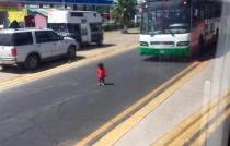 #Video: Pequeñito casi es arrollado por un autobús del Mexibús en #Ecatepec