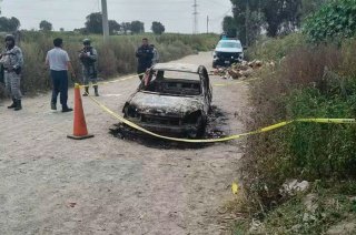 Las víctimas, presuntamente dos hombres originarios de Chicoloapan, fueron encontradas en un Chevrolet Chevy incendiado en San Miguel Coatlinchán.