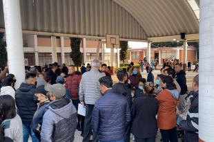 Un grupo de padres de familia se reunió en la entrada del plantel e impidieron las clases este lunes.