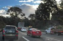 Las maniobras por parte de las autoridades aún continúan para retirar la carga.