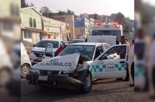 El taxi involucrado era un Nissan tipo Tsuru y chocó con un Volkswagen Jetta.