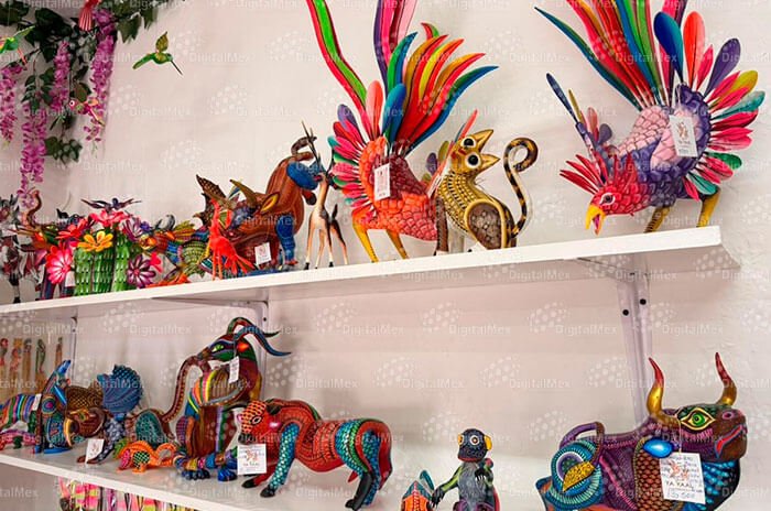 En Ya Yaal Alebrijes, en Valle de Bravo, cada pieza de madera de copal combina animales, colores y símbolos a los que la tradición atribuye significados de protección y buenos deseos.