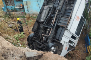 Unidad de transporte volcada en San Miguel Xochimanca, Atizapán