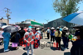 Señalan que el predio fue tomado ilegalmente y que la cercanía con manantiales representa un riesgo sanitario.