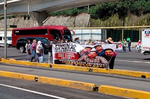 Familiares cerraron la autopista a la altura de La Venta para exigir respuestas sobre cuatro mexiquenses desaparecidos desde febrero en Mazatlán.