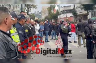 Policías de Toluca y manifestantes en centro de Toluca
