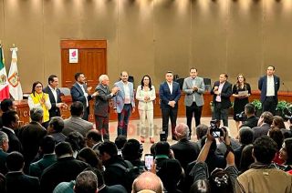 La presidenta del IEEM, Amalia Pulido, hizo entrega del acuse de recibido.