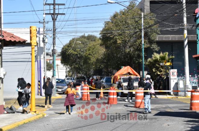 Las mujeres encapuchadas y vestidas de negro colocaron trafitambos para impedir el paso.