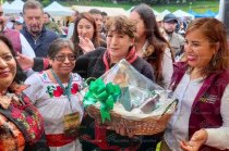 Delfina Gómez y Nancy Valdez durante la entrega del Camino No. 202.