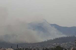 Decenas de brigadistas laboran esta tarde combatiendo un fuerte incendio