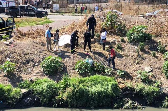 #Feminicidios: Aparece cadáver de mujer a la orilla de canal en Edoméx