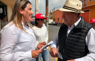 Olga Esquivel ofrece asesoría a comerciantes de Zinacantepec para regular negocios