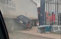 #Toluca: tráiler casi aplasta un coche en Tollocan