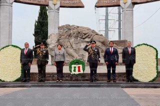 Tras el mensaje, la gobernadora realizó una guardia solemne de honor junto con autoridades militares, de la Guardia Nacional y representantes de los poderes Legislativo y Judicial