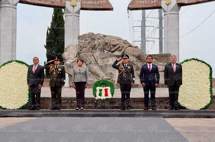 Tras el mensaje, la gobernadora realizó una guardia solemne de honor junto con autoridades militares, de la Guardia Nacional y representantes de los poderes Legislativo y Judicial