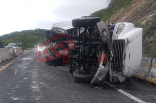 La autopista de Ixtapan de la Sal quedó cerrada luego de la volcadura de un tráiler cargado de vegetales