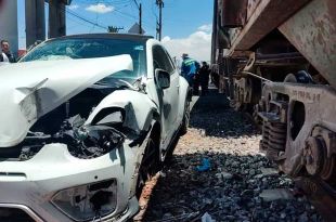 Tren arrastra a automóvil en Ecatepec