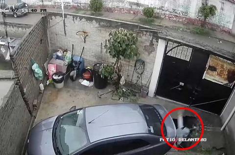 #Video: ¡Se lo tragó! Hombre cae a socavón en su patio en #Edoméx