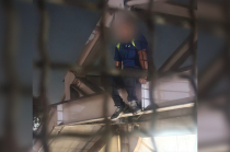 Un joven de 17 años fue rescatado por policías municipales cuando intentaba lanzarse desde un puente peatonal en la estación Metro Río de los Remedios, en Ecatepec.