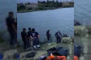 Autoridades de Protección Civil y SUEM rescatan el cuerpo del joven en la laguna de San Miguel Almaya.