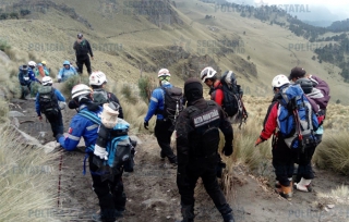 Rescatan con vida a mujer que sufrió caída en el Popotecatépetl