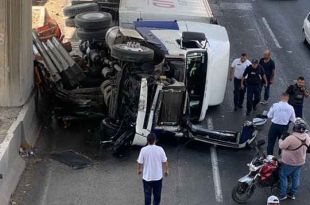 El conductor perdió el control y chocó contra el puente del segundo piso de la avenida.