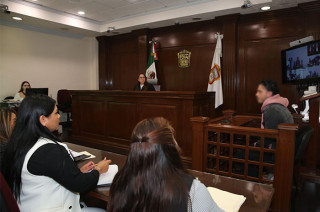 En audiencia de suspensión condicional del proceso, la Jueza de Control Maciel Mejía Flores felicitó a Emmanuel, quien además recibió su certificado de antecedentes no penales.