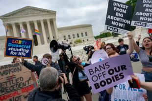Las protecciones constitucionales para el aborto habían estado vigentes durante casi 50 años y ahora fueron eliminadas.