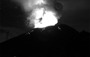 #Video: Expulsa fuego el #Popocatépetl y así fue captado