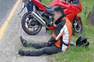 El motociclista quedó en el suelo después de ser impactado por un automovilista.