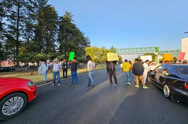 #Video: Militantes de Morena bloquean Paseo Tollocan, rechazan candidato de #Temoaya