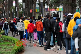 Cerca de las 10:00 horas de la mañana la fila fue creciendo y familias completas comenzaron a llegar.