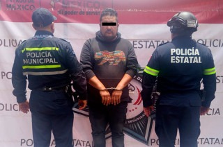 El agresor fue localizado dentro del mercado Siglo XXI con una pistola larga calibre 9 milímetros.