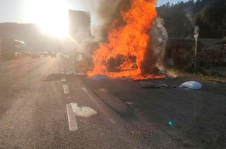 Una camioneta pick up blanca se incendió este martes en la carretera México–Toluca, a la altura de “Las Alas”
