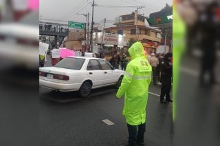 Manifestantes bloquean la carretera México-Toluca, a la altura de avenida Juárez, en Cuajimalpa.