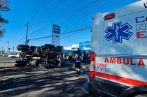 El conductor sufrió lesiones leves y fue atendido por paramédicos.