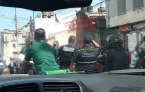 #Toluca: en el mercado 16 detienen a ladrones, les dan su escarmiento y los dejan ir