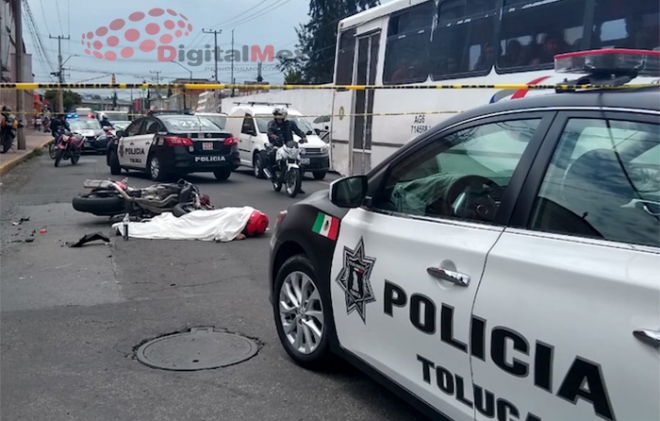 Muere motociclista al impactar contra muro en Toluca