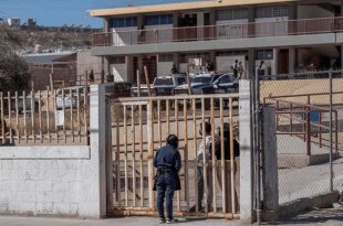 La Secundaria General Número 13, ubicada en el ejido La Unión, en Torreón, fue escenario del ataque que dejó una subdirectora muerta y cuatro personas lesionadas.