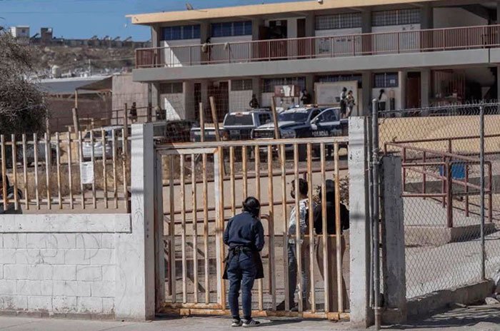La Secundaria General Número 13, ubicada en el ejido La Unión, en Torreón, fue escenario del ataque que dejó una subdirectora muerta y cuatro personas lesionadas.