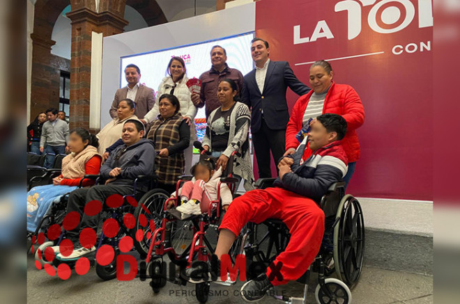 El alcalde de García, Nuevo León, Manuel Guerra Cavazos, cumplió la apuesta acordada con el presidente municipal de Toluca, Ricardo Moreno Bastida, al entregar 10 sillas de ruedas.